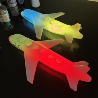 Présentoir LED LiqVis personnalisé avec logo, rechargeable, 7 couleurs, en plastique écologique, en forme d'avion, pour 6 verres, idéal pour bars et boîtes de nuit