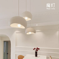 Suspension à trois têtes en fer style Wabi-sabi, design ligne de pêche, finition pierre texturée crème, pour restaurant, bar, comptoir, gîte