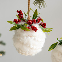 Nouvelle décoration de Noël créative en forme de boule de mousse verte avec baies rouges enveloppées de blanc
