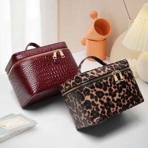 Bolsas <span class=keywords><strong>de</strong></span> <span class=keywords><strong>Aseo</strong></span> <span class=keywords><strong>de</strong></span> Lujo Color Borgoña para Mujer, Organizador <span class=keywords><strong>de</strong></span> Cuero PU Brillante para Perfumes y Cuidado <span class=keywords><strong>de</strong></span> la Piel <span class=keywords><strong>con</strong></span> <span class=keywords><strong>Compartimentos</strong></span>, Bandeja <span class=keywords><strong>de</strong></span> Maquillaje para Tocador - Product Image 6