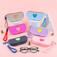 Étui à lunettes de soleil en silicone anti-poussière en forme de cœur avec cordon, pochette de rangement portable créative style Ins