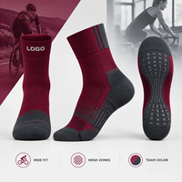 Chaussettes de cyclisme sportives bordeaux et noires, respirantes, à coupe ajustée, avec maille respirante, bord côtelé, faible volume, zones de couleur inaltérable, construction tricotée