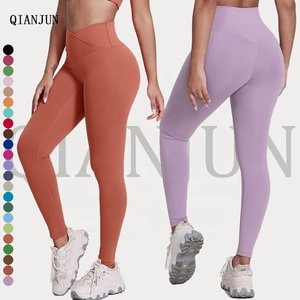 Mallas atléticas de gimnasio suaves de nailon con logotipo personalizado, mallas de yoga para fitness en forma de V, mallas de yoga para entrenamiento con levantamiento de glúteos y caderas - Product Image 1