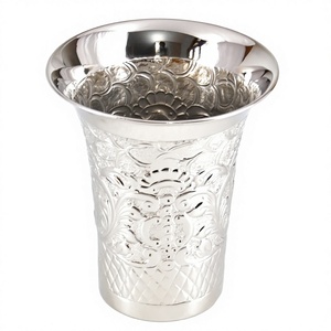 Vase élégant en métal soufflé à la main avec une touche moderne, idéal pour la maison et le bureau par Axiom Home Accents - Product Image 1