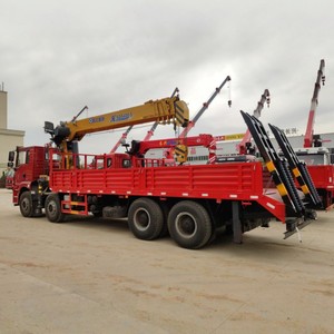 Camion grue lourd Shacman 8x4, grue télescopique de 25 tonnes, grue à flèche droite de 20 tonnes avec rampes arrière - Product Image 4
