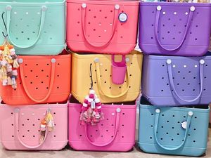 Sac de plage en EVA personnalisé, imperméable, grande capacité, sac de plage en caoutchouc avec logo personnalisé, breloques à boutons et design imprimé - Product Image 1
