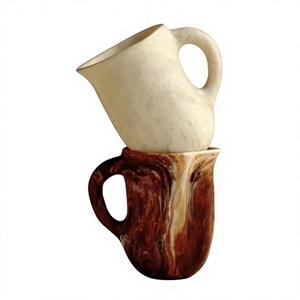 Carafe à eau Aurevion Luxe en résine époxy artisanale de luxe avec design sculptural pour cuisine et salle à manger modernes - Product Image 1