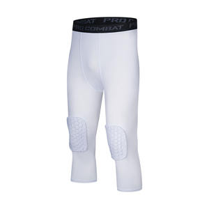 Pantalones de compresión acolchados 3/4 para baloncesto con protección de rodilla tipo panal - Product Image 1