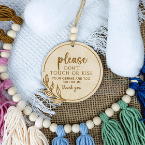 ป้ายไม้ตกแต่งสำหรับรถเข็นเด็ก ป้ายไม้ข้อความว่า โปรดอย่าสัมผัสหรือจูบลูกน้อย - Product Image 4