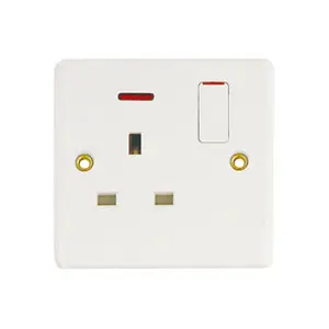 China Manufacturer of UK Hot Sell High Quality 13A 1 Gang 3 Pin Plug Electrical Wall Switch Socket with Neon