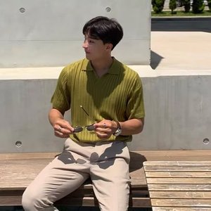 เสื้อโปโลถักสำหรับผู้ชาย แขนสั้น ระบายอากาศได้ดี ทรงเข้ารูป สวมใส่สบาย คอวี ปกพับได้ สไตล์ผ้าไหมน้ำแข็ง - Product Image 3