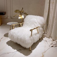 Fauteuil en cuivre de style italien luxueux avec tissu en laine naturelle, adapté au salon comme pièce de mobilier de détente