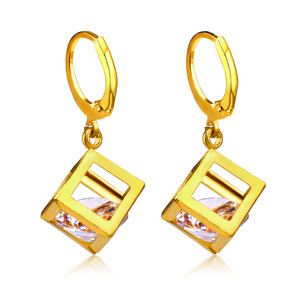 Nuevos Diseños de Aretes de Oro, Aretes de Clip de Acero Inoxidable Prismáticos, Joyería para Mujeres y Niñas - Product Image 1