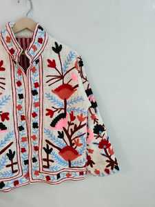 Veste Suzani en coton blanc TNT faite à la main, broderie ethnique artisanale, manteau d'hiver bohème, tenue de festival artistique, veste brodée - Product Image 4