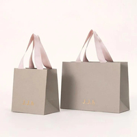 Sac cadeau en papier kraft recyclable de qualité supérieure avec logo estampé à chaud en or et poignée en ruban rose pour l'emballage de cadeaux
