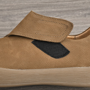 Chaussures de marche en cuir véritable à enfiler, bout rond, doublure en maille respirante, semelle extérieure en caoutchouc, chaussures décontractées confortables pour hommes - Product Image 1
