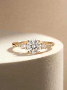 Bague en diamant de laboratoire très demandée, directement de l'usine, taille ronde, clarté VVS, bijoux de fiançailles et de mariage personnalisés, disponible à la vente - Product Image 2