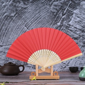 Ventilador de bambú plegable de mano portátil personalizado para mujeres MOQ bajo estilo de arte popular diseño tallado para regalos de negocios de fiesta - Product Image 5