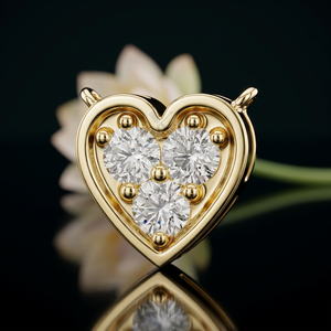 Collar de Joyería de Lujo con Colgante de Corazón Triple de Diamantes Modernos, Tres Diamantes Naturales Cultivados en Laboratorio con Certificación IGI, Elegante y Contemporáneo - Product Image 1