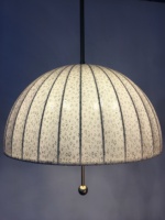 Lampe suspendue élégante en tissu en forme de dôme avec détails en laiton
