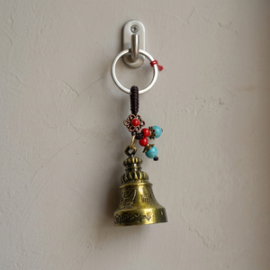 Llavero Decorativo con Campana Tibetana, Acabado Bronce Antiguo, Anillo Metálico para Llaves, Recuerdo Budista Tradicional, Regalo para Viajeros y Coleccionistas - Product Image 1