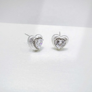 Pendientes minimalistas de plata de ley 925 con circonita para mujer, clásicos, hermosos, pequeños, con corazón de oro de 14k, para verano. - Product Image 3