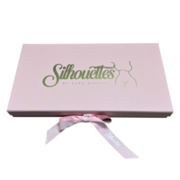 Boîte rigide rose pâle personnalisée avec ruban imprimé et logo en lettres cursives pour la vente en gros de vêtements