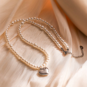 Collar de perlas de acero inoxidable con corazón chapado en oro nuevo delicado de alta calidad 2025 para niñas, accesorios de verano para mujeres elegantes 2025 - Product Image 1