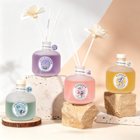 Diffuseur de parfum en verre givré, étiquette vintage, rotin et fleurs séchées, parfum d'intérieur varié, coffret cadeau