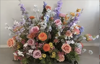 Arrangement floral de mariage tendance 2026 en rayonne rose et bleue pour allée de mariage et décoration d'entrée de mariage