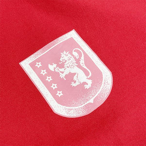 Camiseta de fútbol roja de equipo personalizado a la moda, diseño de número de sublimación, camiseta de fútbol clásica callejera con cuello en V - Product Image 5