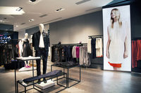 Aménagement de magasins de mode, table d'exposition de vêtements sur mesure, présentoir de vêtements pour magasin, fournisseur en gros