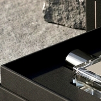 Boîte à parfum rigide noire personnalisée en deux parties avec couvercle relevable, écologique, avec insert ajusté pour présentation de parfum sur mesure