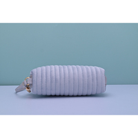 Sac de maquillage pratique et portable en velours imperméable avec fermeture éclair et poignée souple, idéal pour les voyages, personnalisable avec logo.