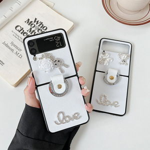 Coque de Téléphone Pliable Élégante en PC avec Boucle Strass Fleur Camélia Petit Ours pour Samsung Z Flip 5G/4G/6G - Product Image 4