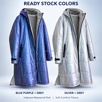 Peignoir de change matelassé OEM imperméable métallisé, doublé polaire irisé, pour la natation en eau libre avec rembourrage en polyester