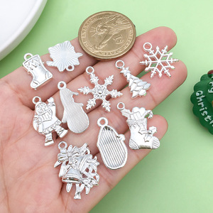 Pendentifs de Noël en alliage de zinc argenté pour la fabrication de bracelets, accessoires de bijoux DIY, formes variées : flocon de neige, Père Noël, clochettes - Product Image 1