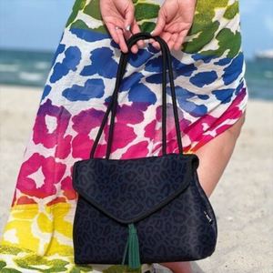 กระเป๋าโท้ทลายเสือดาวพิมพ์ลายตามสั่ง ทำจากนีโอพรีน พร้อมพู่ห้อยเก๋ไก๋ สำหรับผู้หญิง กันน้ำ ใช้ได้ทั้งเดินทางช่วงฤดูใบไม้ร่วงและไปเที่ยวชายหาด - Product Image 4