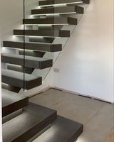 Escalier moderne personnalisé en acier et bois avec garde-corps en verre, conception d'escalier à monopoutre et à montantes ouvertes