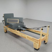 Máquina de Pilates Reformer Telescópica Profesional Comercial de Roble de Tamaño Completo Personalizada con Resortes Duraderos y Caja para Ejercicios de Yoga y Fortalecimiento del Core