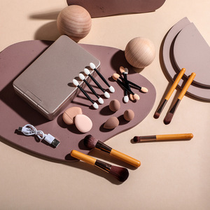 Juego de 14 Brochas de Maquillaje de Alta Calidad con Espejo Iluminado, Corto y Portátil, con Luz Recargable por USB - Product Image 6