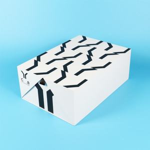 Boîtes rigides à double porte avec logo personnalisé Crown Win, impression UV spot, texte de marque à l'extérieur et à l'intérieur, aimant en V, avec accessoires et inserts en option - Product Image 2