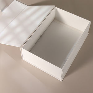 Caja de Regalo Plegable Magnética de Cartón Blanco al por Mayor con Laminado Mate, Forro de Esponja y Cuerda de Transporte para Ahorro en Envíos - Product Image 3