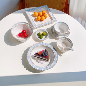Assiettes à dîner et à dessert en céramique à bord de dentelle en relief en usine ensemble de vaisselle en céramique pour la vente en gros en vrac - Product Image 1