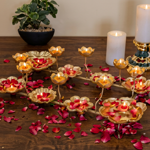 Arte de Pared con Flores Combinadas, Portavelas de Hierro Dorado con Pétalos de Rosa para Decoración Romántica de Mesa - Product Image 1