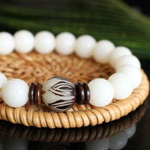 สร้อยข้อมือรากโพธิ์หยกขาว 17 เม็ดรูปดอกไม้สไตล์ชาติพันธุ์เครื่องประดับสำหรับทุกเพศสำหรับพิธีทางศาสนา - Product Image 3