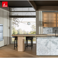 Armoire de cuisine en chêne massif Alland, finition placage bois et design intarsie, avec éclairage LED intégré