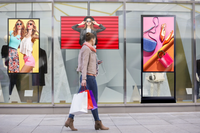 Écran LCD de 65 pouces orienté vers la fenêtre, haute luminosité 2500 nits, affichage numérique vertical UHD pour magasin de vêtements, centre commercial