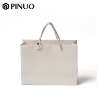 Sac cadeau en papier beige horizontal de luxe PINUO avec poignée en corde torsadée, logo personnalisé imprimé, sac de shopping pour emballage de bijoux