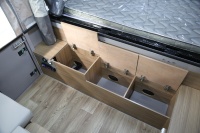 Caravane de luxe tout-terrain pliable avec tente gonflable et cuisine coulissante